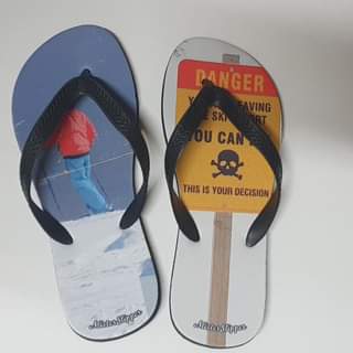 Kan een afbeelding zijn van sandalen en de tekst 'VING OU CAN THIS IS YOUR DECISION MisterSlipper Miste Slipper'